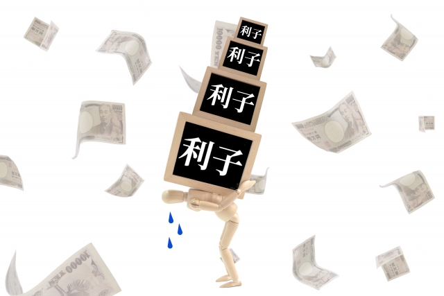 お金を手に頭を抱える。葛城市で弁護士や司法書士に債務整理の無料相談をする